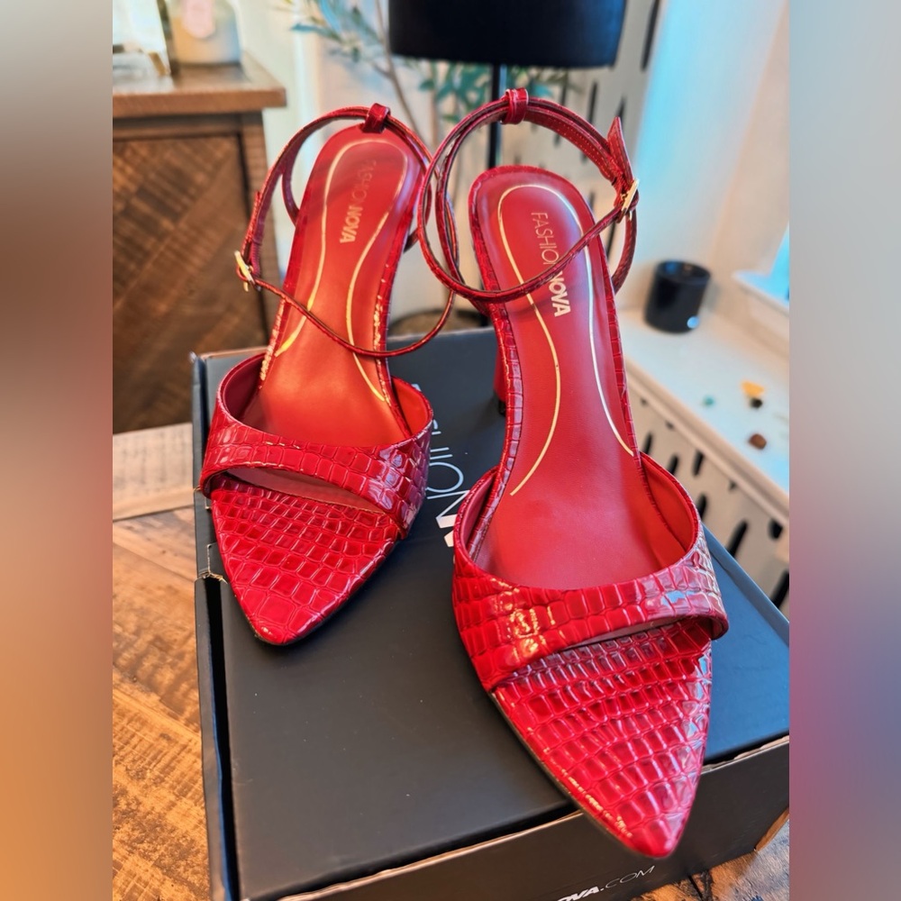 Seraphine Stiletto Heels from Fashion Nova - Burgundy 👠 - Picture 5 of 10